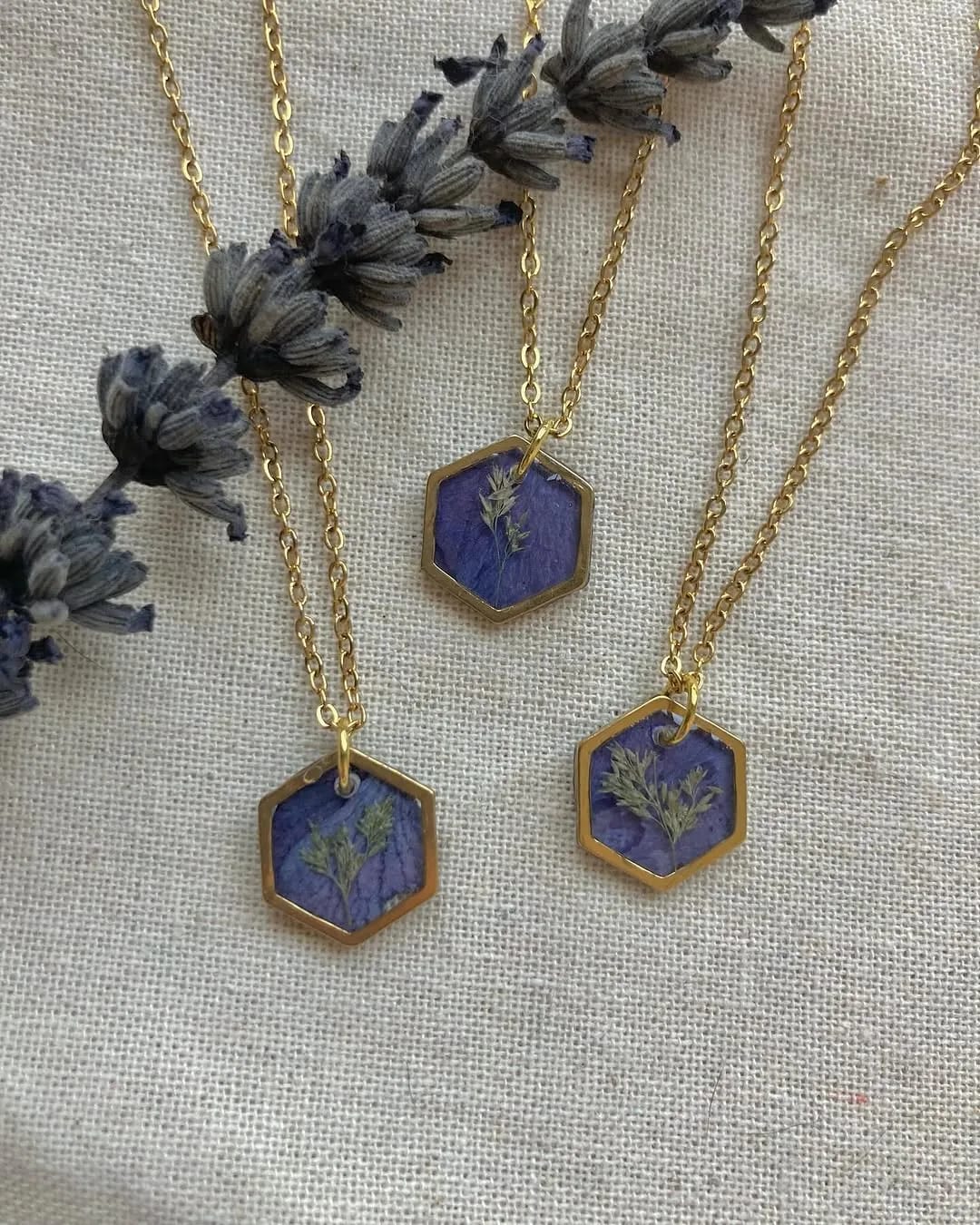 Dos colgantes hexagonales con lavanda seca en resina