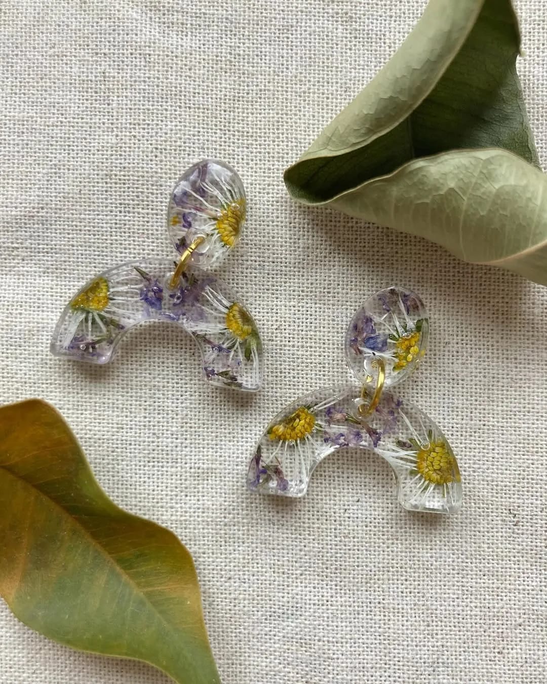 Pendientes en forma de arco con margaritas secas