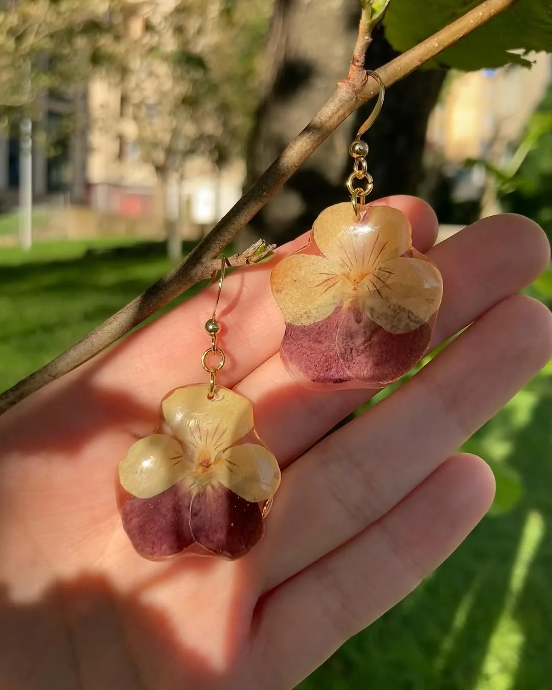 Dos piezas de resina con hortensias sostenidas en una mano
